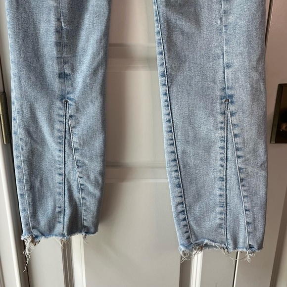 Good American Slim-Straight Light Wash Mid Rise Jeans size 28 - Picture 7 of 10